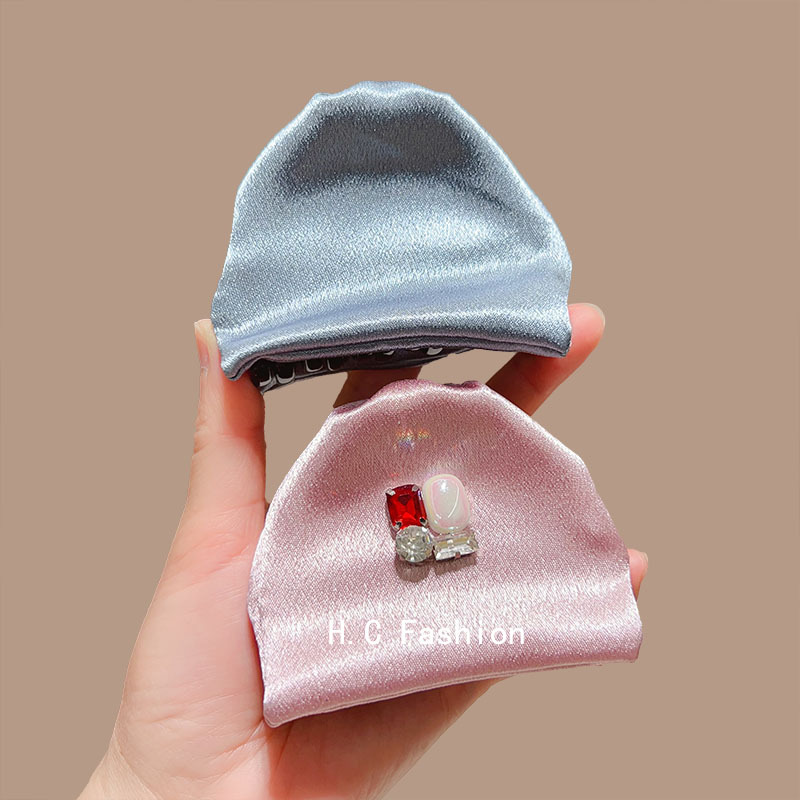 The Korean version of the handbag features a water diamond clipper with a niche design and a high-end feel. It has a half-tied updo shark clip at the back of the head Application Scenario