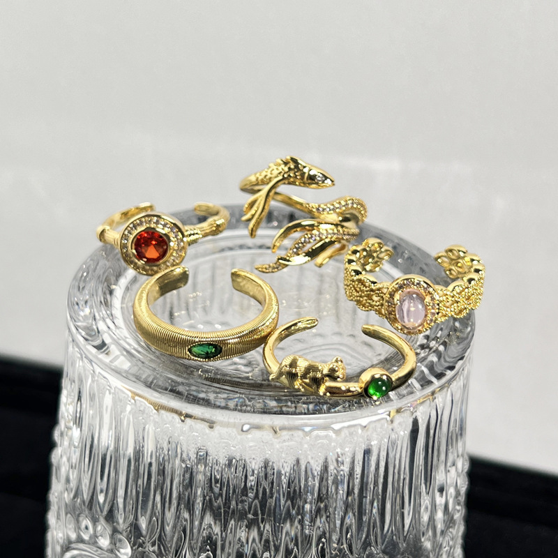 A mid-style, light luxury and high-end goldfish retro open-top ring, a cold and elegant female style, a delicate and versatile index finger ring with colored gemstones details Picture