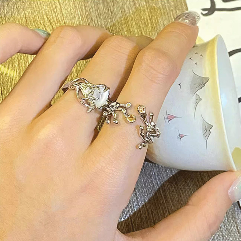 The White moonlight cat's eye stone entwined open ring with a feminine texture, a niche design, and a unique and fashionable ring trend details Picture