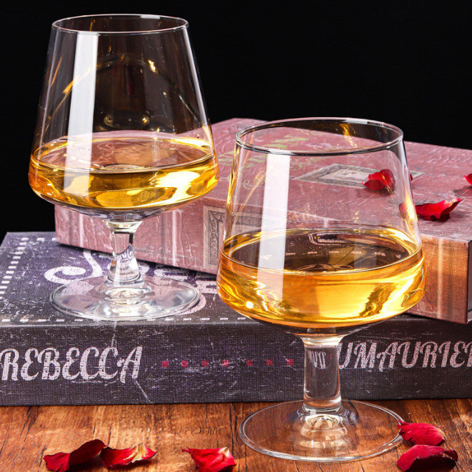 Short-stemmed brandy glass, thickened household glass, foreign wine glass, red wine glass, wine glass, cinched whisky glass full figure