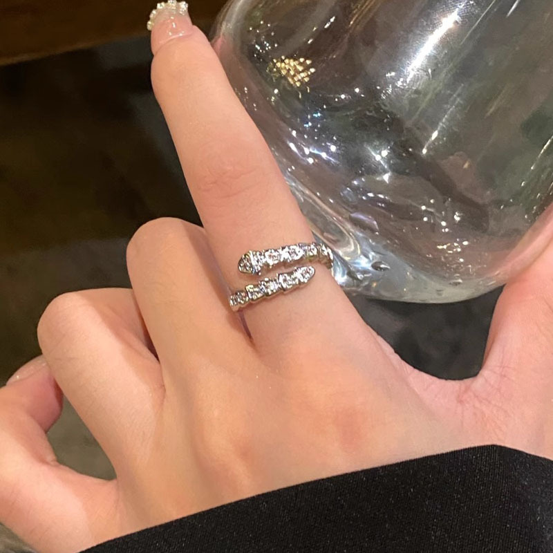 The Sparkling Diamond Spirit snake-shaped ring is a niche design for women, exuding a sense of sophistication. The snake-head opening ring is light luxury, simple and versatile, making it an index finger ring Application Scenario