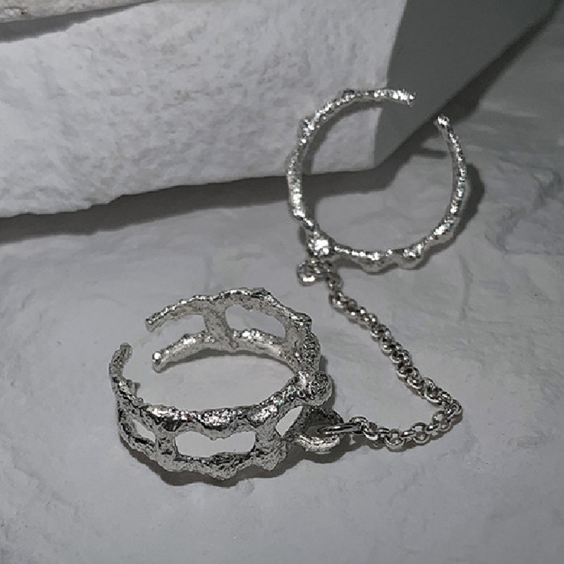 This is a niche design with an Instagram trendy, cool and hip-hop personality. It features a chain for women with adjustable fingers and index fingers full figure