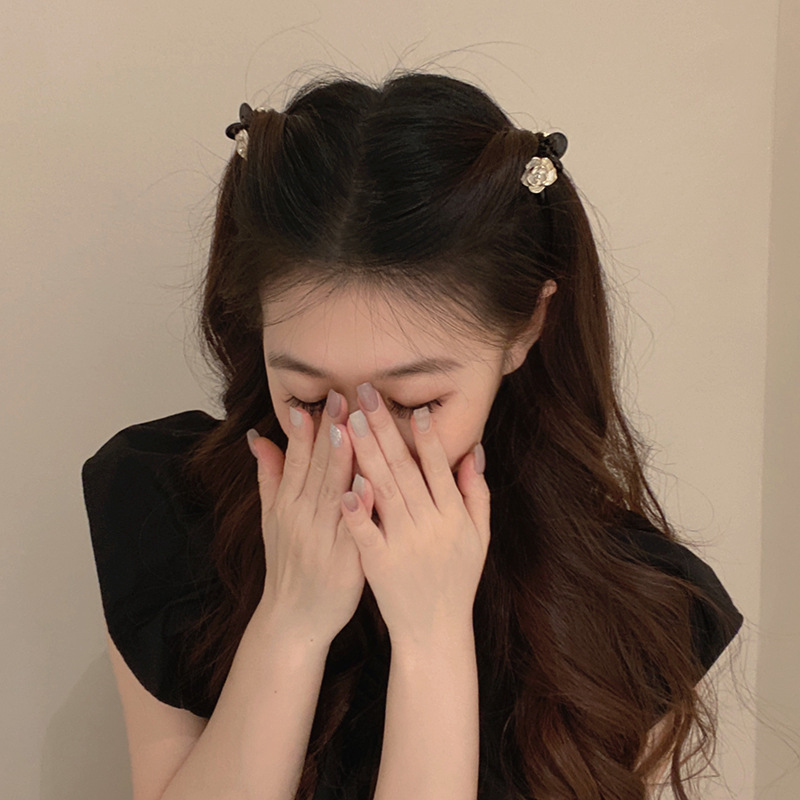 Pearl camellia flower small clip princess hairstyle small bangs clip broken hair clip hair accessory small clip back of the head hair clip for girls Application Scenario