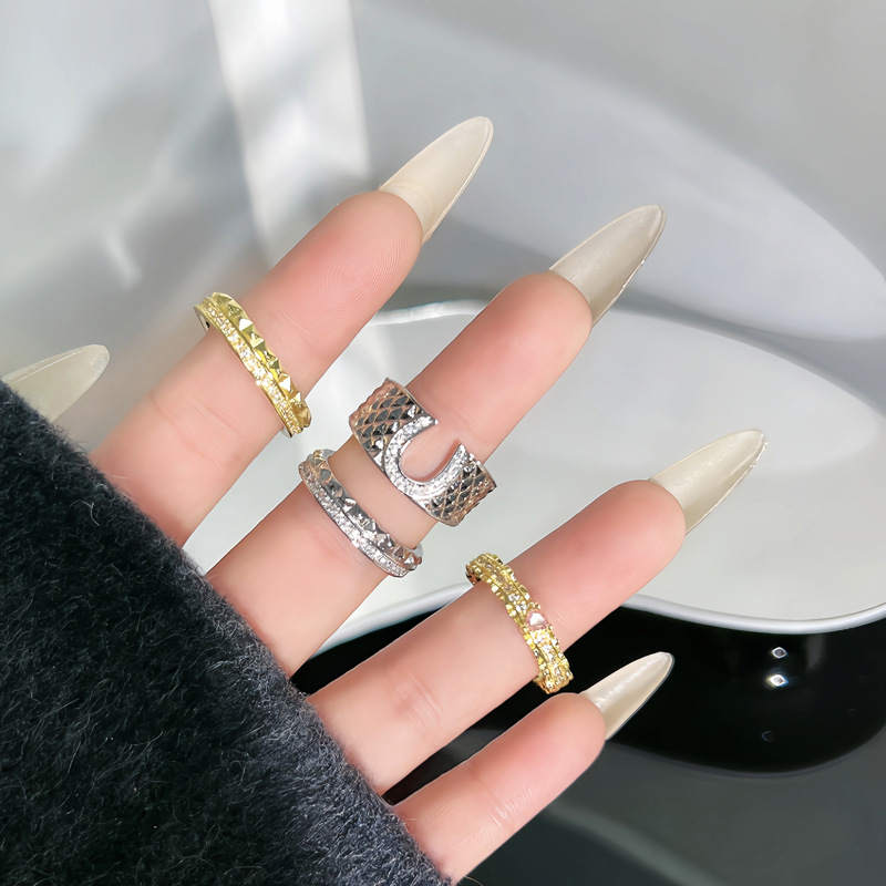 Old money style diamond-patterned simple and versatile ins diamond ring, a women's niche high-end, exquisite and light luxury open ring Application Scenario