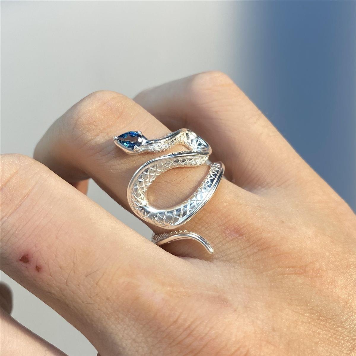 The Topaz Spirit Snake ring is a trendy, cool, and stylish female student ring with a cold and unique high-end feel. It's a light luxury and simple design details Picture