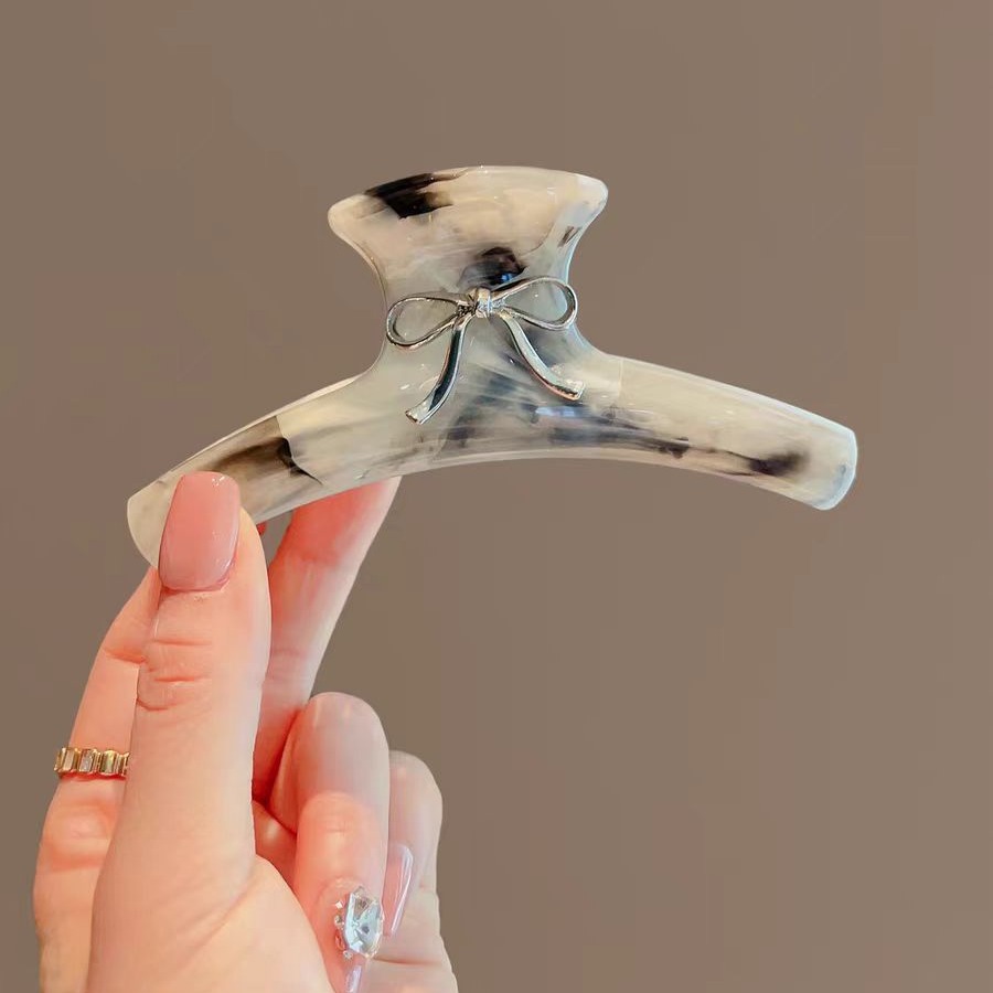 New high-end and exquisite acetate hair clips with a Chinese ink-wash style. The back of the head is a shark clip with a large acetate grab clip Specification drawing