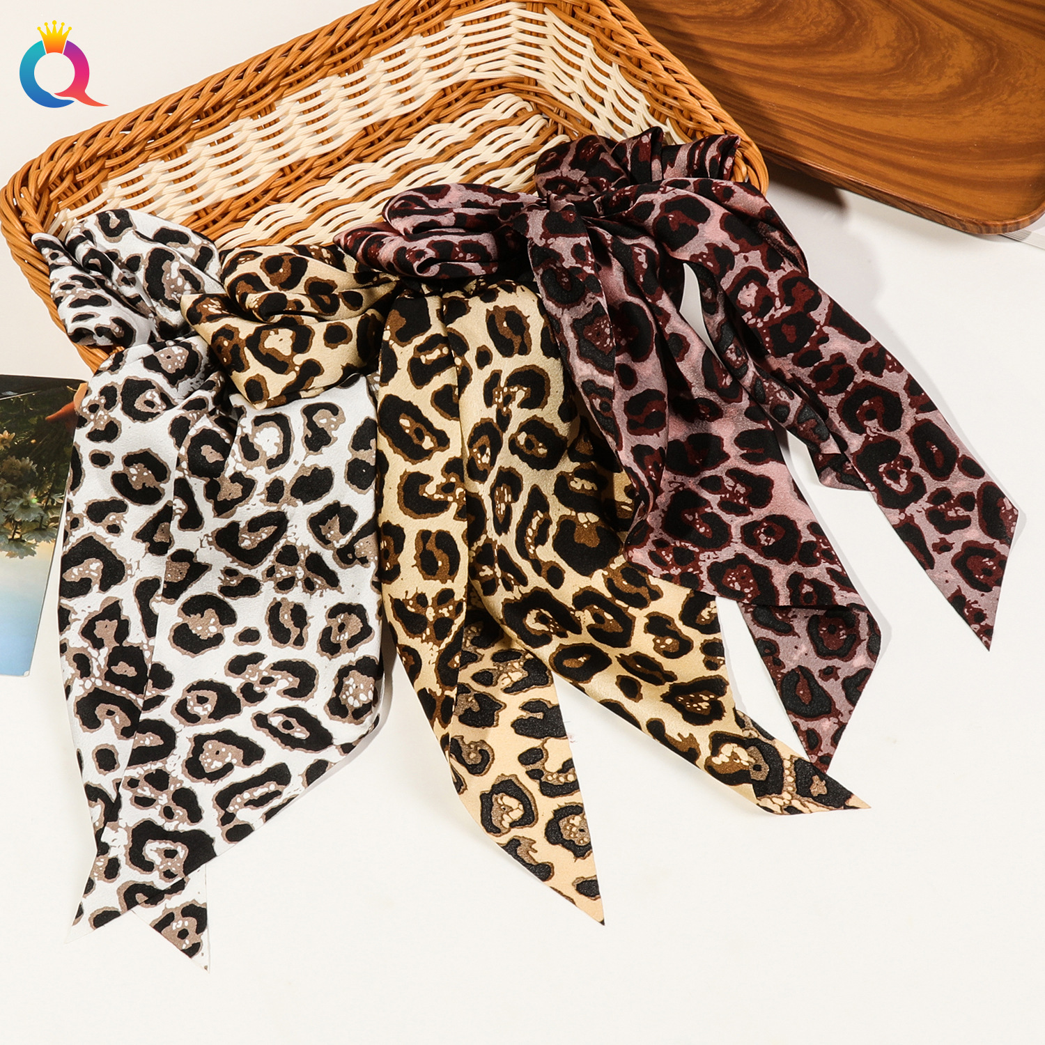 Wholesale of Qiyue Cross-border European and American retro leopard print bow print ribbon spring clips and elegant ponytail fabric hair clips Application Scenario