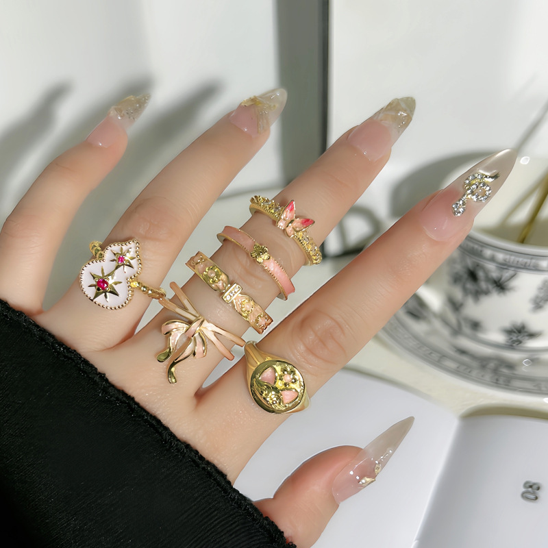 A new sweet pink gradient enamel bow elegant ring, a unique and exquisite index finger ring with a female gourd starlight full figure