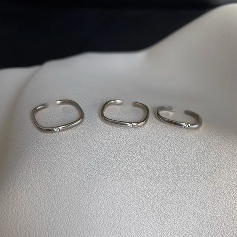 This is a niche design with a simple and individual square opening ring for daily use. It features a cold and elegant style for women, a single diamond, and a fashionable and stylish layering ring Application Scenario