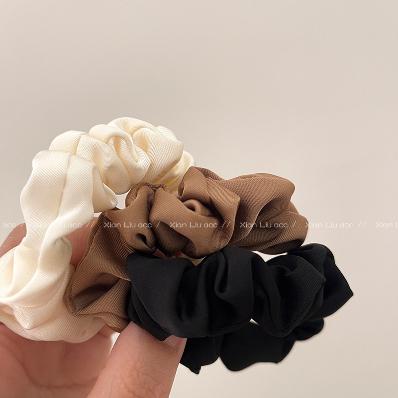 Coffee-colored silk satin hair band, Korean style, pleated large intestine hair band, high-end look, hair tie, leather band, ins, high appearance level Application Scenario