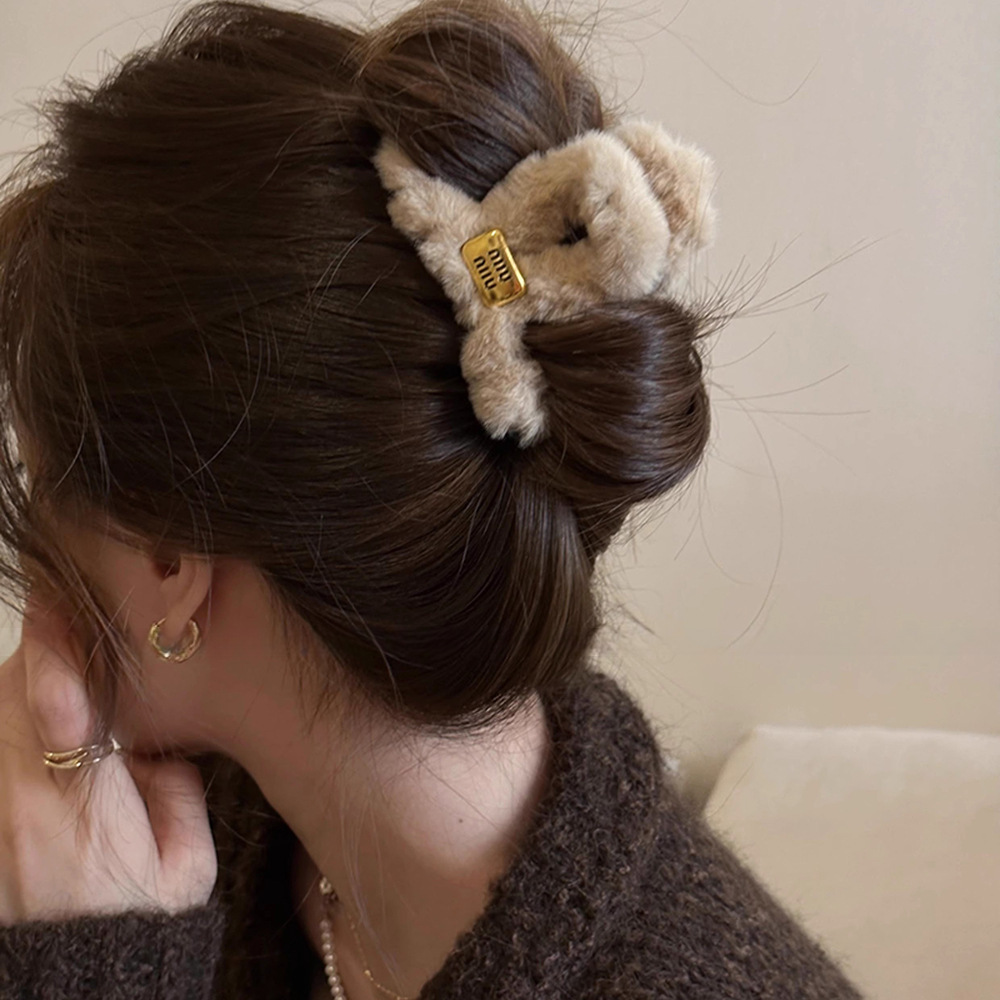 High-end miumiu letter plush hair clip, medium size, small volume, scratch-off, Spring/Summer new style, furry shark clip hair accessory details Picture