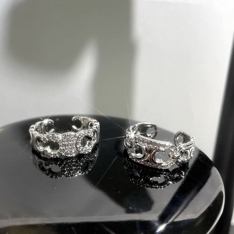 A full-diamond Arc de Triomphe ring with a cold European and American style, a niche design for women, fashionable, light luxury, and a sense of high-end individuality. It's a trendy opening ring full figure