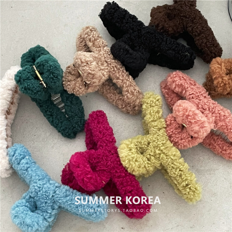 Korean lamb hair clips for spring and summer, Teddy fur claw clips, back head fluffy hair clips, updo shark clips, large size Application Scenario