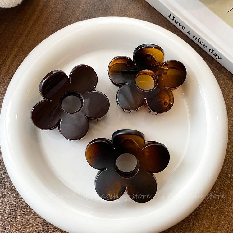 Small tortoiseshell hollowed-out small flower hair clip for women, ins forest-style versatile semi-grab shark hair clip, sweet grab clip details Picture