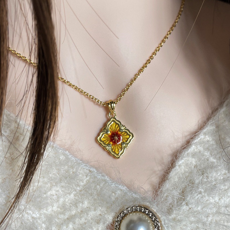 Cross-border dreamy Misty Rain Butterfly Dream gradient gold necklace for women, niche fashion, exquisite, sweet and cool, versatile collarbone chain Application Scenario