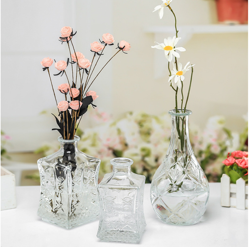Madrid narrow-mouthed transparent creative European retro relief glass vase, living room court flower arrangement and decorative item Application Scenario