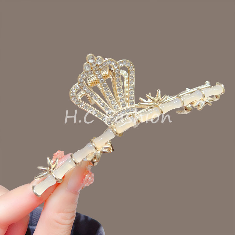 New national trend ancient-style bamboo joint crown claw clip for women, large shark clip, high-end hairpin, exquisite and beautiful hair accessory Application Scenario