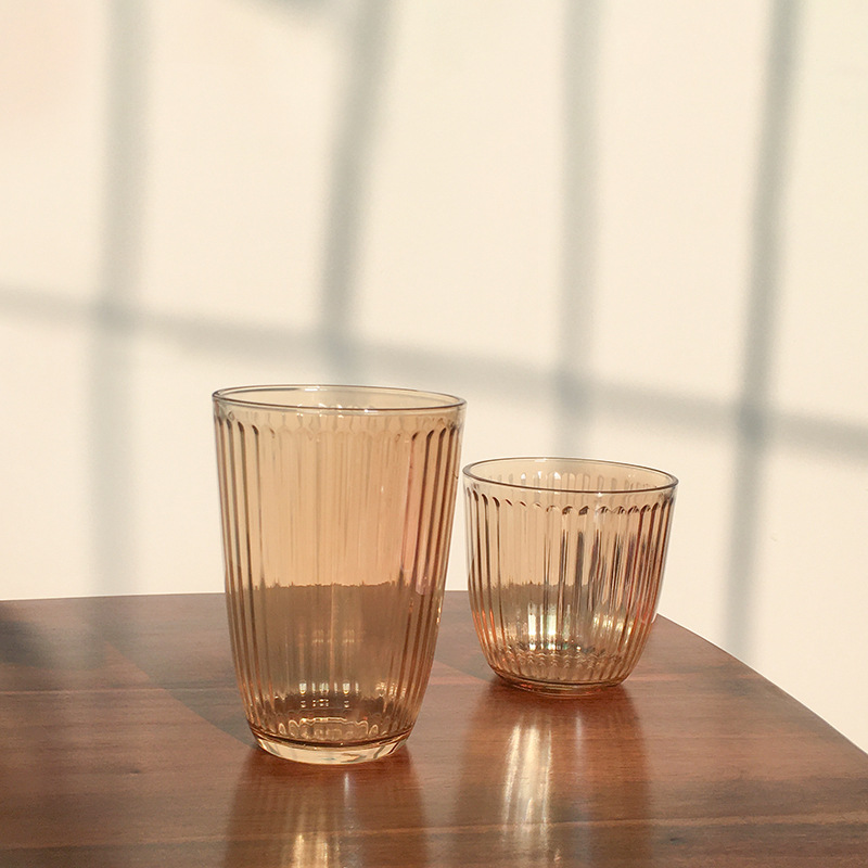 Retro striped glass cups, American lattes, iced coffee cups, cold brew cups and mocha classic cups from the Instagrammable coffee shop Application Scenario
