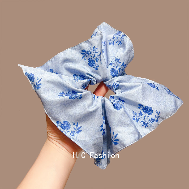 The traditional Chinese blue and white porcelain printed large intestine square scarf hair band exudes a retro and high-end charm. It features a low ponytail hair tie and hair accessory details Picture