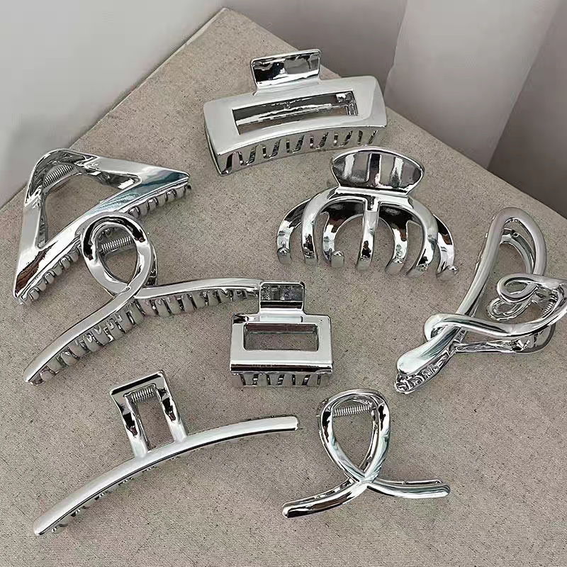 Korean-style silver acrylic hair clip for the back of the head, a high-end and exquisite hair clip, a heart-shaped hair clip and a shark clip details Picture