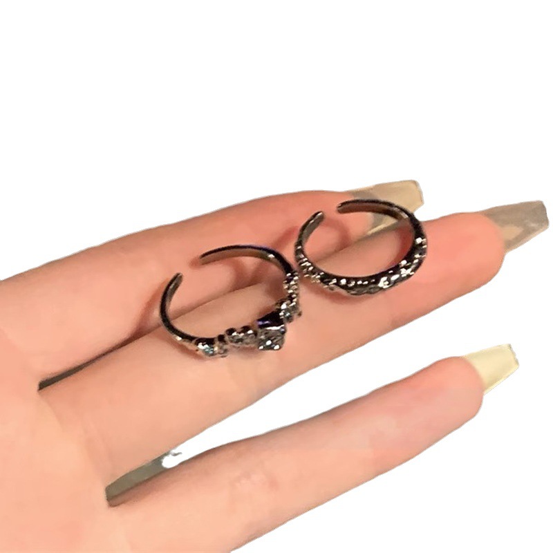 Irregular and cold textured ring, a niche design for women on Instagram, exudes a sense of sophistication and individuality. Stacked ring, a trend in 2023 Item Picture