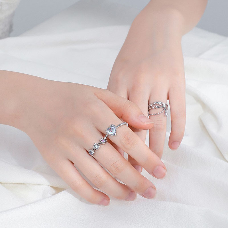 The niche design of the best friend series features a unique heart-shaped ring with a cold and elegant feminine style, exuding a sense of luxury and sophistication. It is a fashionable open index finger ring details Picture