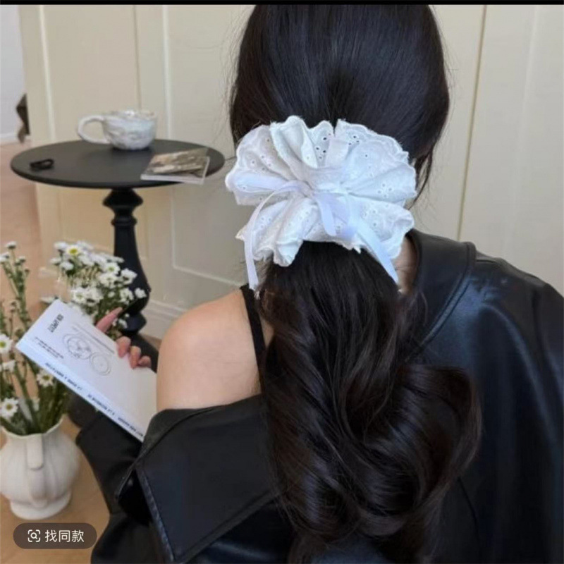 The same large lace hair band as Zhao Lusi's, with double-layer lace, is a stunning French romantic hollowed-out large intestine hair accessory Application Scenario