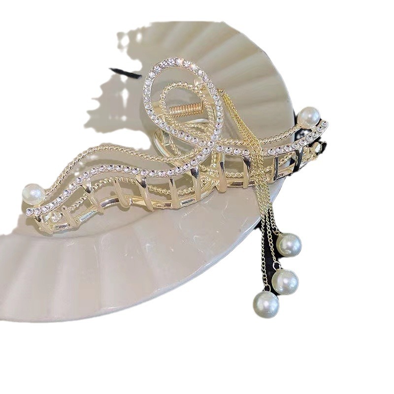 A niche and high-end French diamond-encrusted pearl tassel grabber, elegant and feminine, with a hairpin shark clip on the back of the head Item Picture