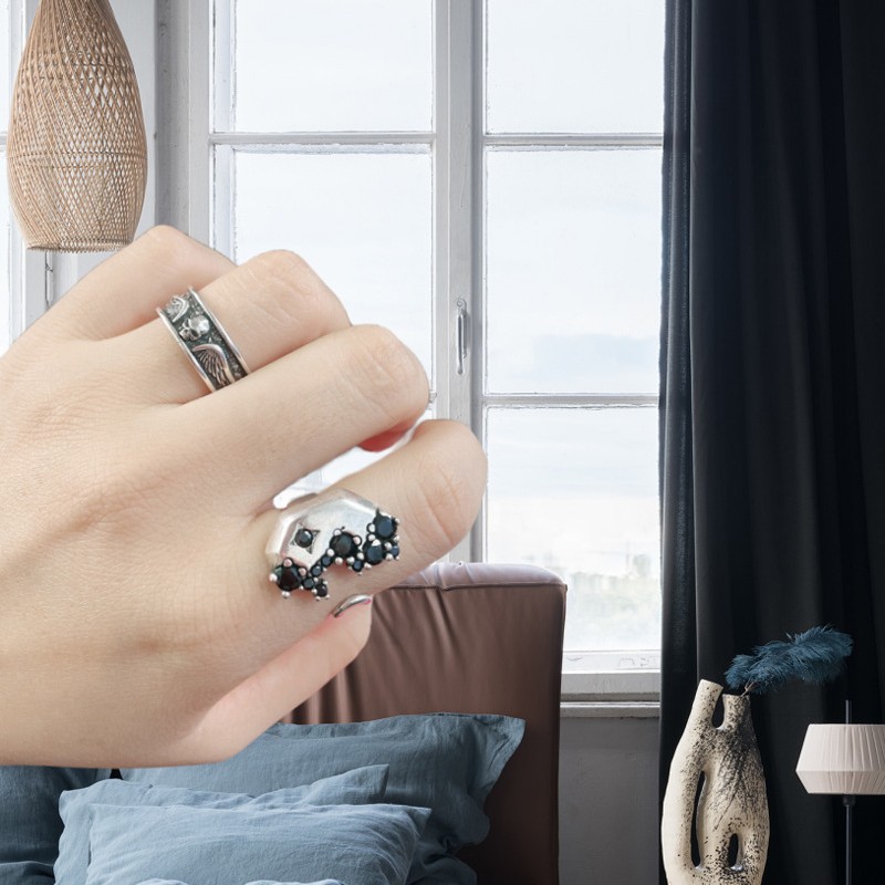 Retro aged irregular black zircon open ring, a fashionable index finger ring with a cold and individualistic style for women in the ins style Specification drawing