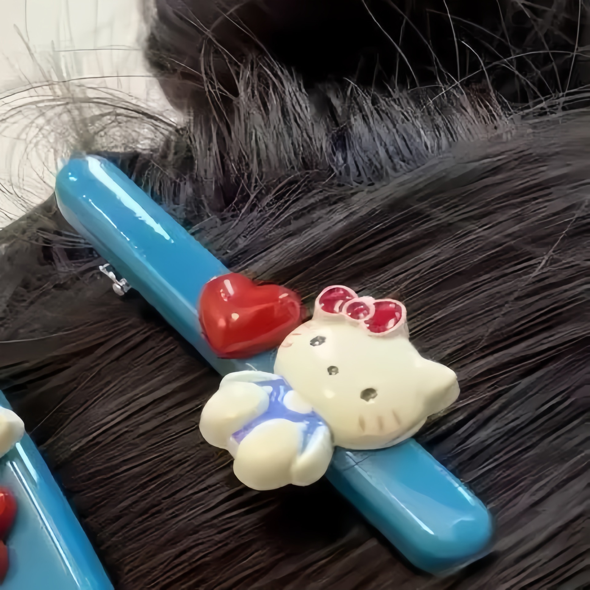 Korean-style cute kt cat heart side hair clip, blue duckbill hair clip, versatile bestseller, broken bangs for girls Application Scenario