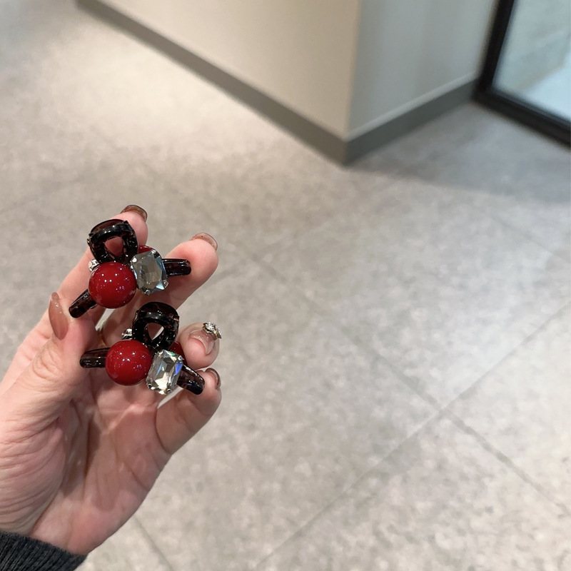 New Year's red pearl small scratch-clip, half-tied ponytail small hairpin, princess head bangs hairpin on the forehead, with a touch of sophistication full figure