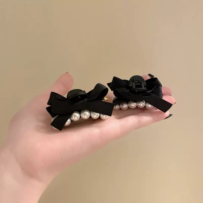 Hepburn style retro pearl princess head, bow clip, half-tie hair clip, small size, suitable for hair with less hair Application Scenario