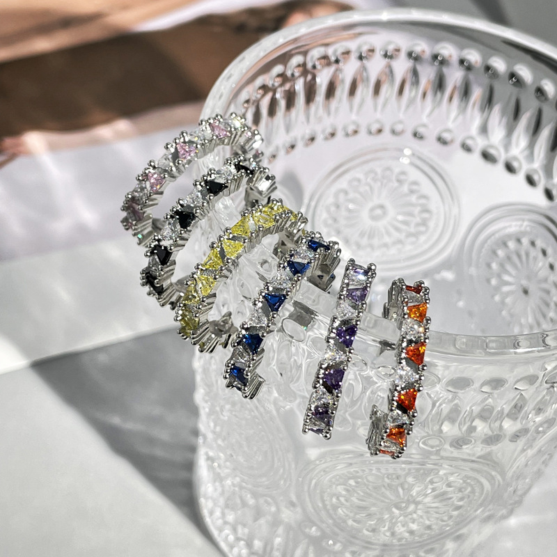 A high-end triangular zircon colored diamond geometric opening ring, a delicate, sweet and cool girl's light luxury ring full figure