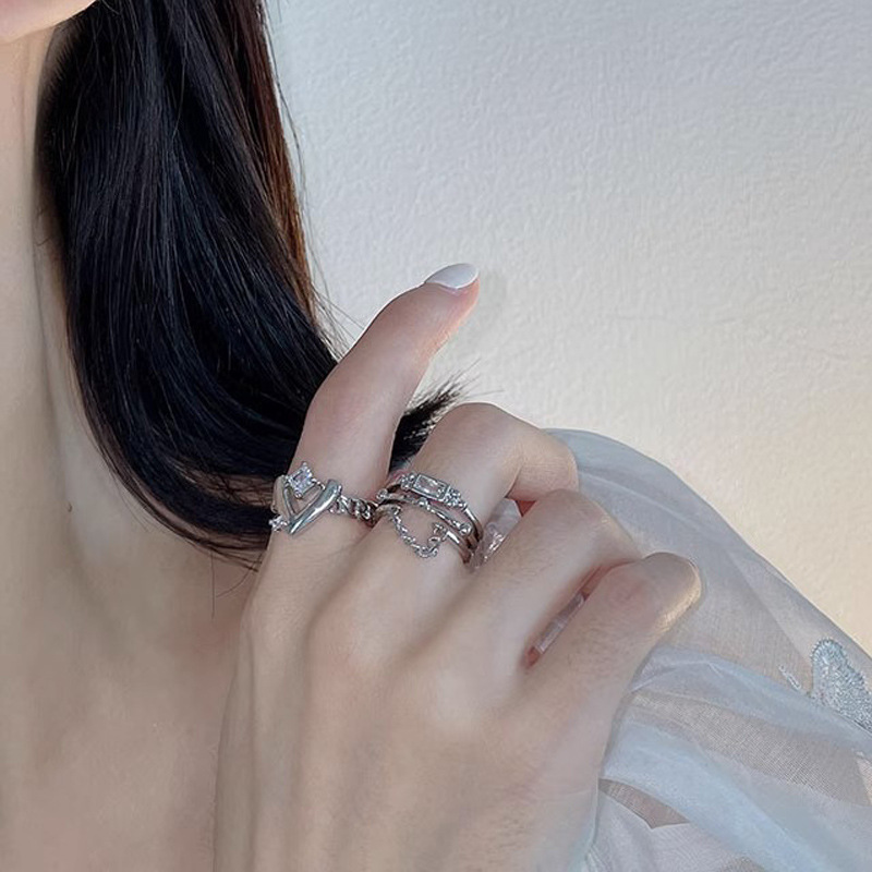 Diamond-encrusted heart-shaped ring, hip-hop Instagram cold style ring, a niche design for women, high-end and cool accessory index finger ring full figure