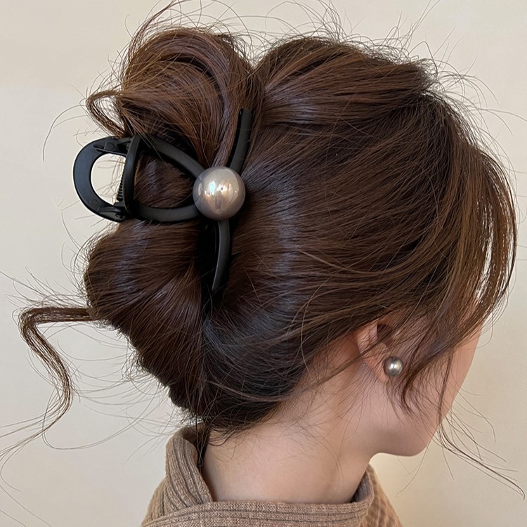 A new large black pearl scratch-clip for women, featuring a simple, niche and high-end look. The shark clip on the back of the head is a retro hair accessory Specification drawing
