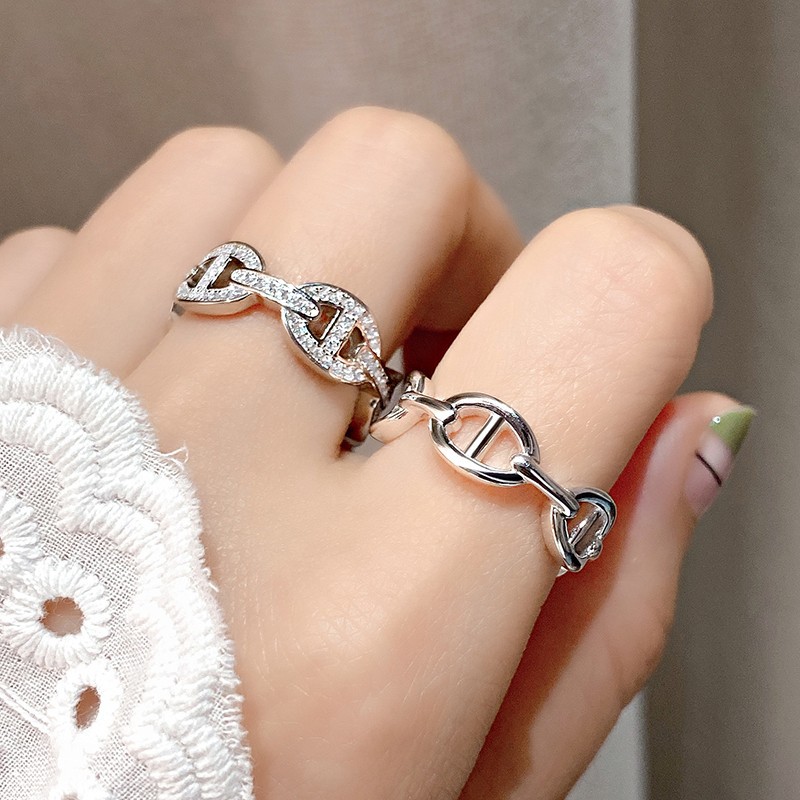 The pig nose opening ring is a fashionable, individual, light luxury, full-diamond, high-end index finger ring. It is a niche design and a popular ring full figure