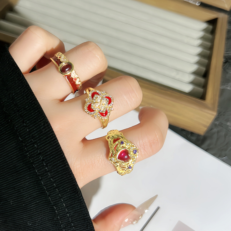 vintage light luxury texture ring, the same style as Xiaohongshu, women's four-leaf clover style, fashionable and niche ring trend full figure