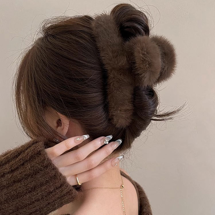 The new spring/Summer 2025 Korean faux rabbit plush hair clips, updo and grappling clips, high-end large-sized plush shark clips full figure