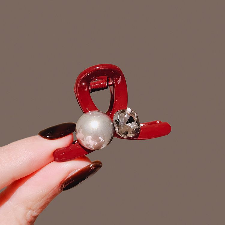 Ankara Red Pearl Rhinestone Mini scratch-off Clip, New Year Red Hairpin, high-end New Year Side clip, bangs clip Application Scenario