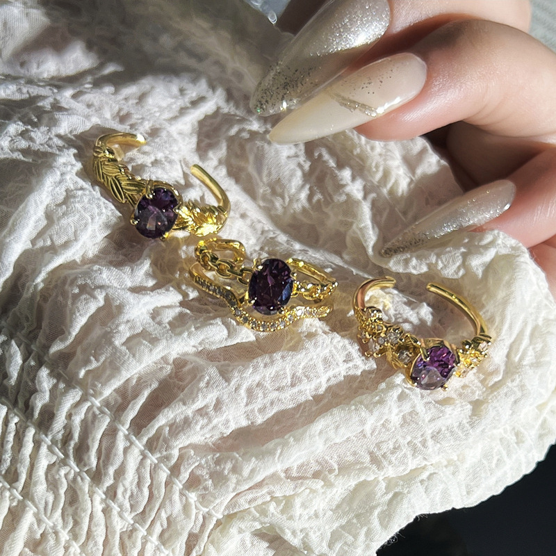 A mid-style light luxury French retro Nine Purple Flame Bauhinia flower ring with a unique design sense for women, a brushed sweet and cool ring Application Scenario