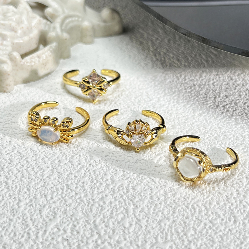 A new cross-border bestseller, a light luxury ring with a crown, a women's lace egg noodle, a niche and fun, versatile crab ring trend Application Scenario