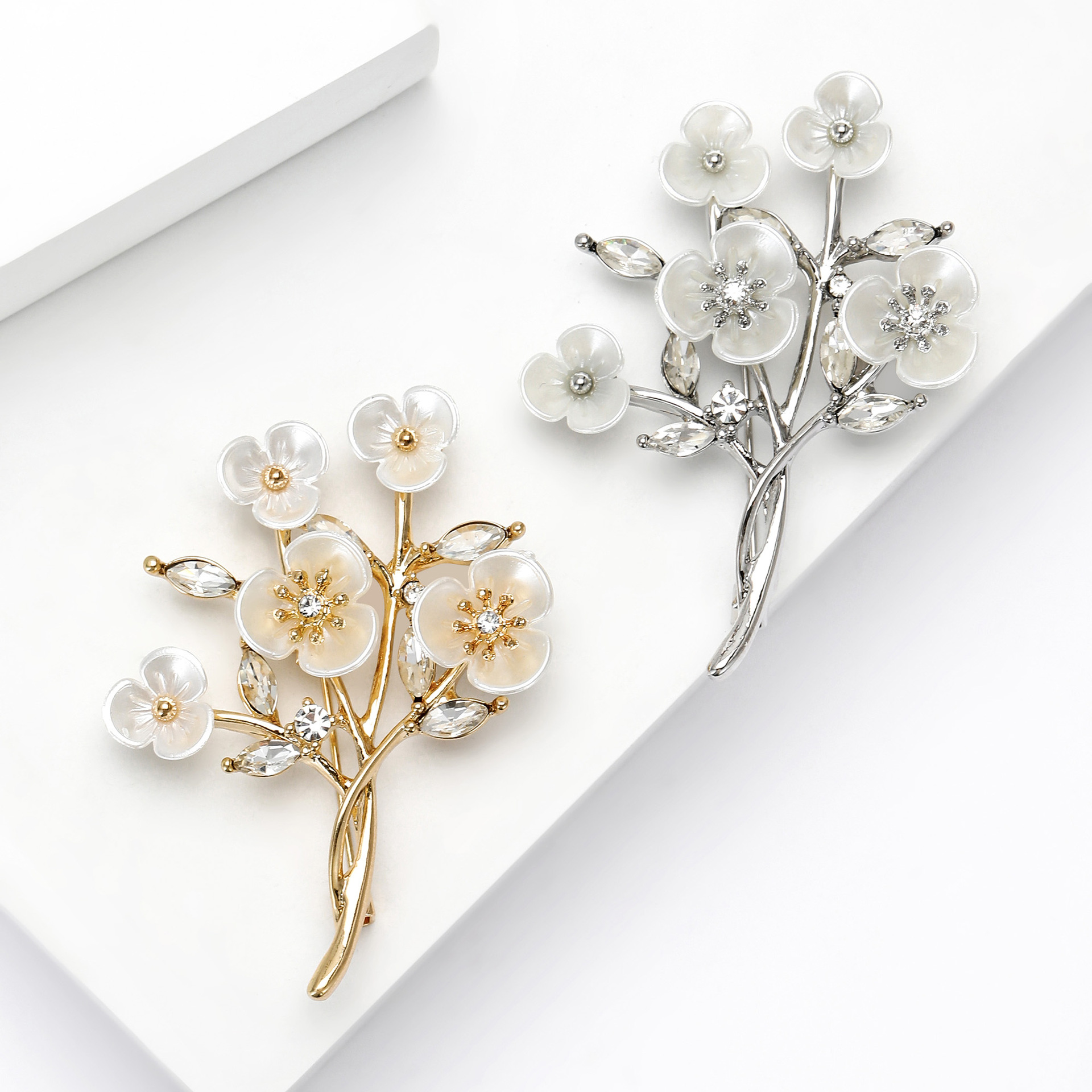 A new cross-border European and American shell peach blossom brooch with a high-end feel, a niche female wholesale brooch that is versatile