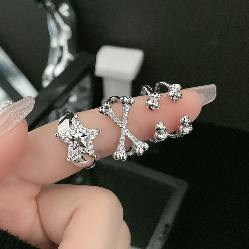 A retro and fashionable open-top ring with a simple and unadorned Japanese and Korean style, featuring a star-shaped cross geometry and an irregular temperament Specification drawing