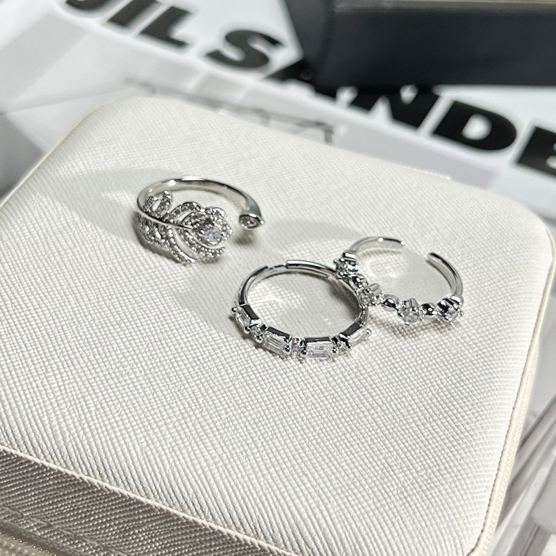 This Korean-style white diamond, with a niche design, is simple and versatile. It's an open ring that exudes a high-end and light luxury feel for women's daily commuting Specification drawing