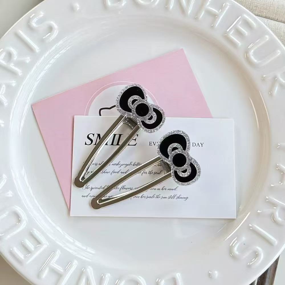 Sweet and cool girl cartoon cat hairpin for girls, silver hollowed-out duckbill clip, bangs side clip, versatile girls' hairpin Application Scenario
