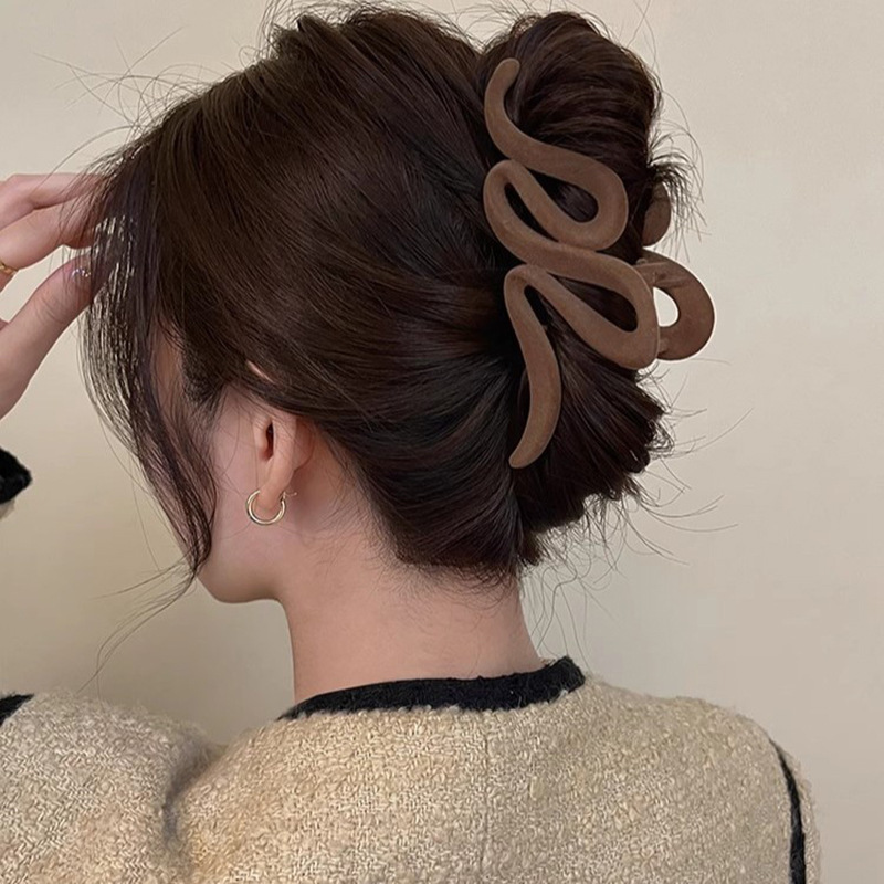 Matte wavy scratch-off large Maillard plastic hair clip for spring and summer, high-end shark clip hair accessory for the back of the head Application Scenario