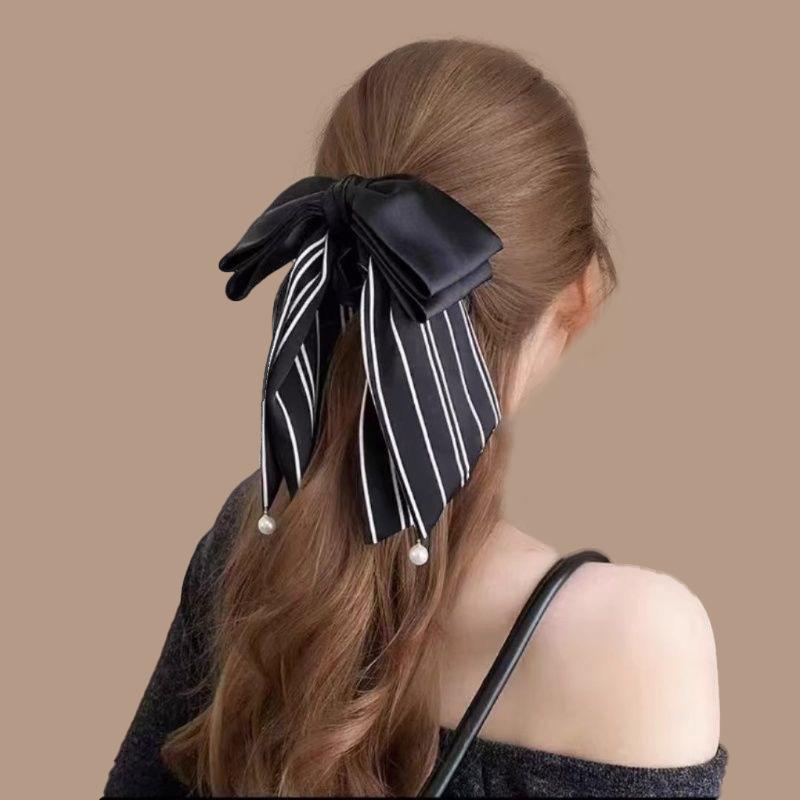 The new bow clip, with a high-end look at the back of the head and a stylish striped ponytail clip, is a versatile semi-tied hair accessory details Picture