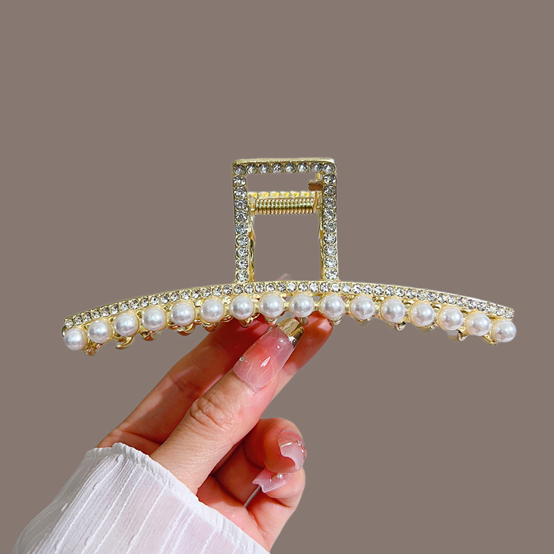 14CM large-sized women's summer hair clip, pearl water diamond hair clip at the back of the head, large hair capacity, shark clip Application Scenario