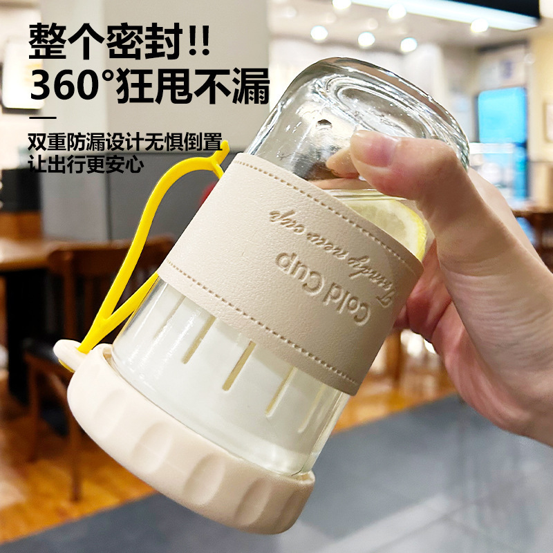 Large-capacity cold brew tea glass cup with cup sleeve, heat-insulating office water cup, carrying rope, portable cartoon double-drinking straw cup Application Scenario