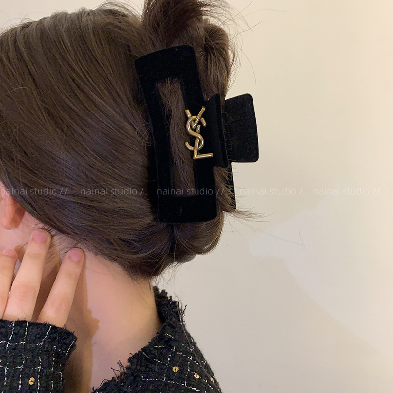 Black velvet letter hair clips and hair accessories with a high-end retro French chanel-style scratch-off clip, shark clip and bow headwear Application Scenario